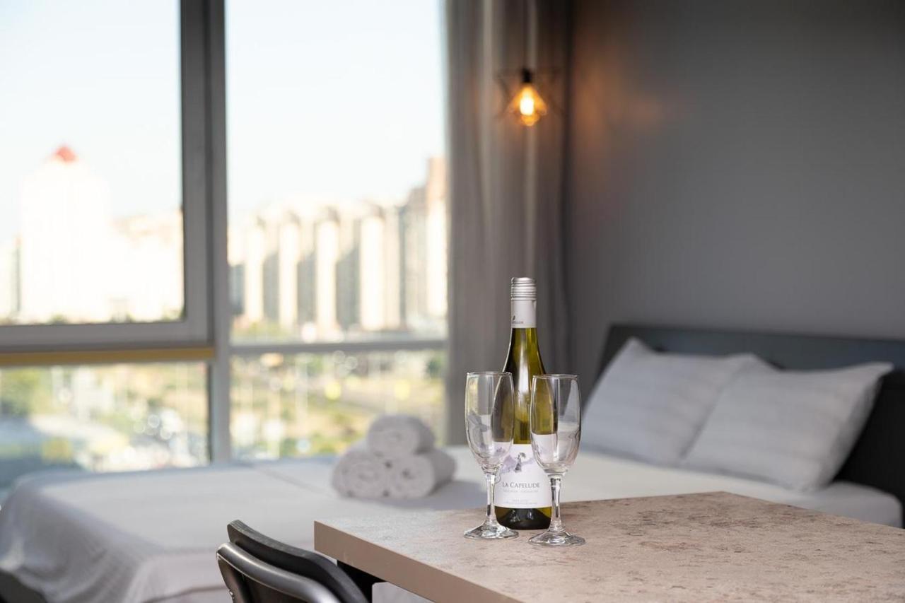 Stylish Panoramic Apartments. Smartplaza. Metro Minskaya Kyiv Exterior foto