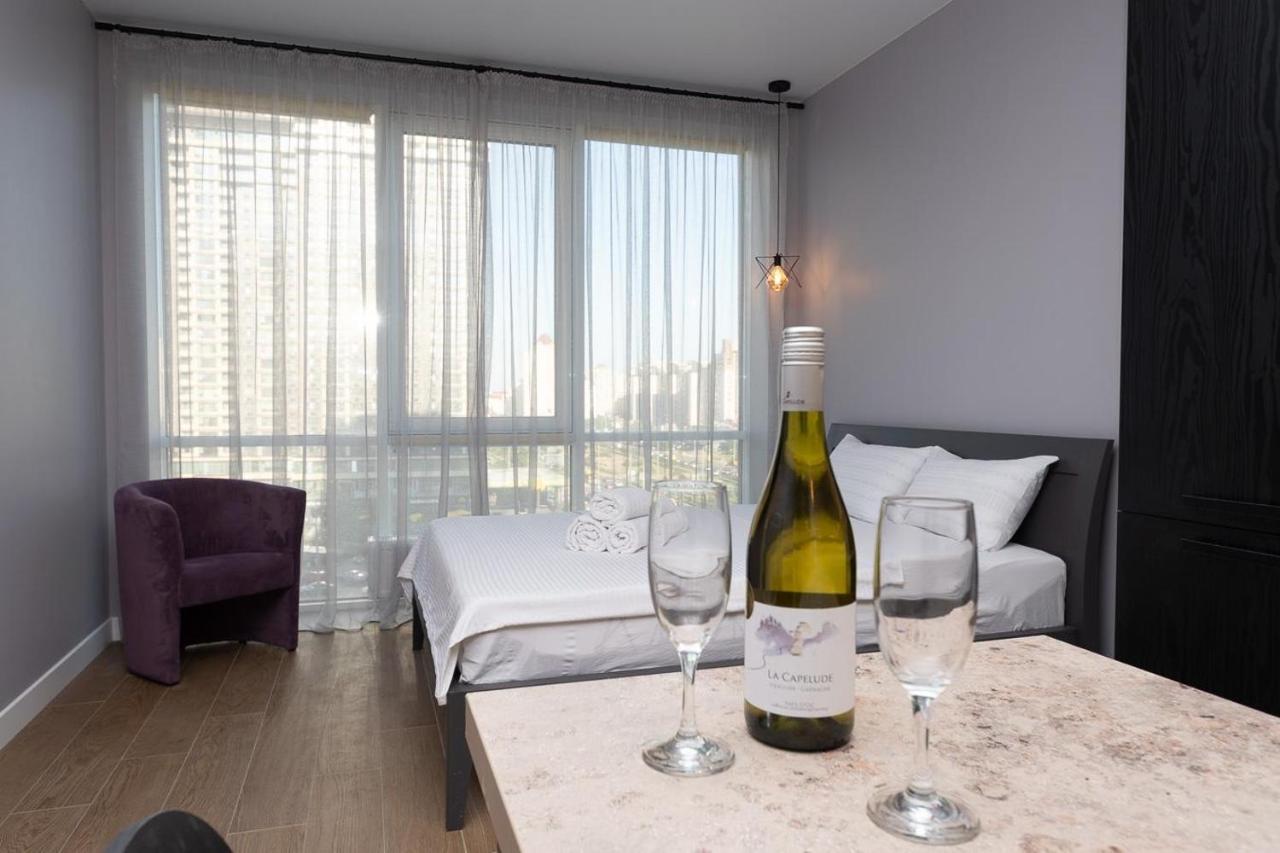 Stylish Panoramic Apartments. Smartplaza. Metro Minskaya Kyiv Exterior foto